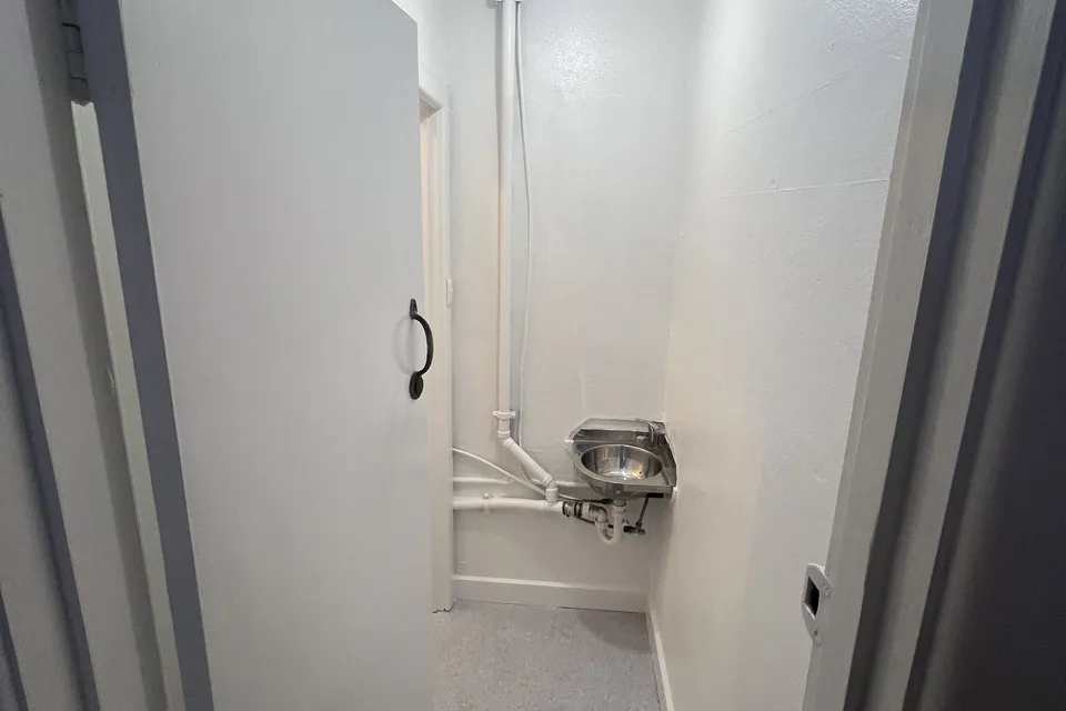 Laundry, walls and ceiling