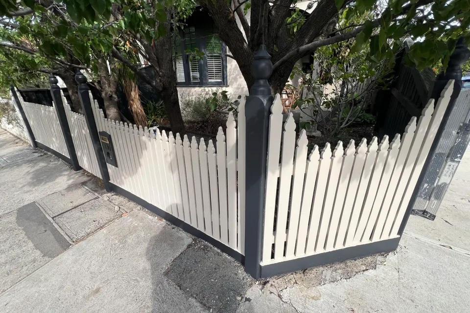 Heritage picket fence, two-tone